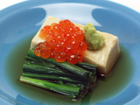 芝麻豆腐佐鮭魚卵